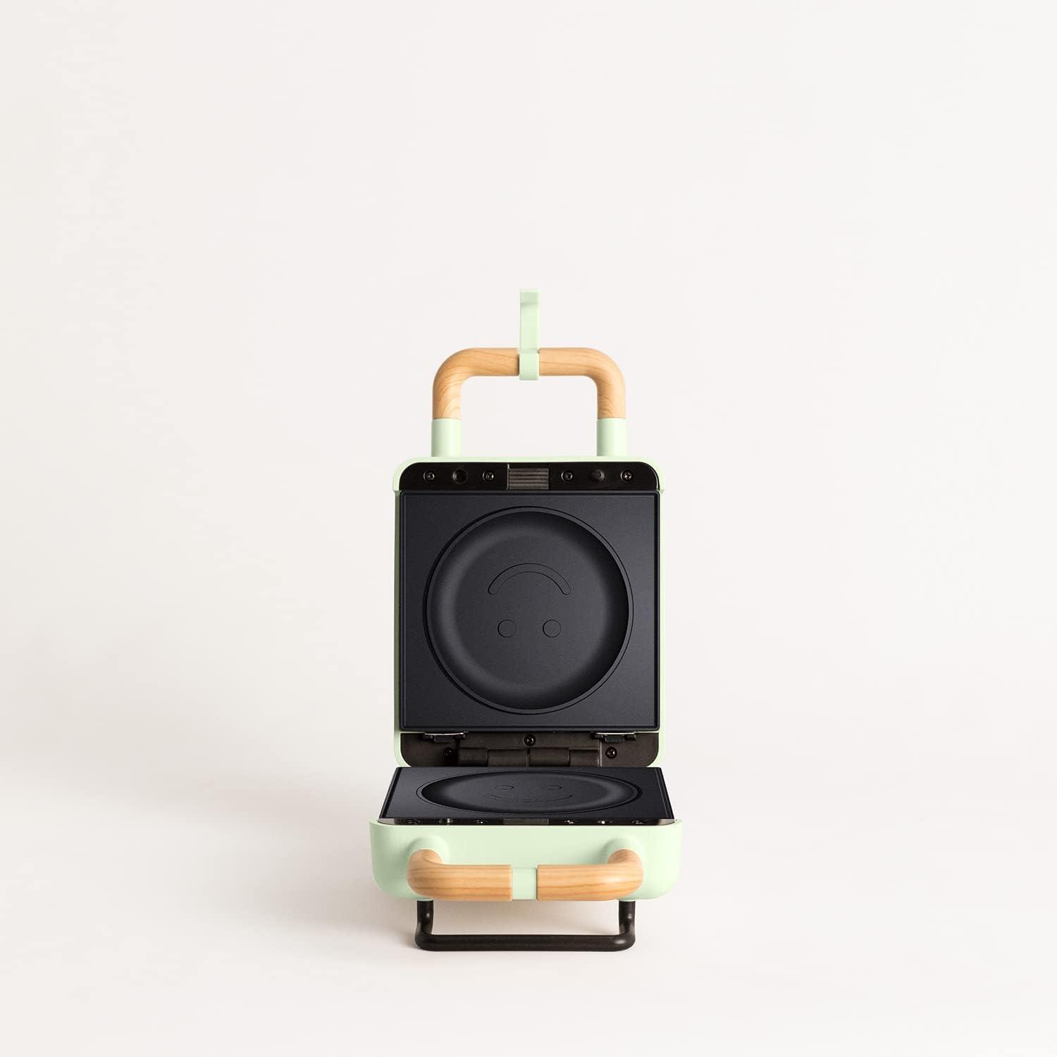 image:imageCREATESTONE STUDIOSandwichGrill et gaufrier quadruple vert sauge 3 plaques interchangeables Grill Gaufre et Sandwich revtement antiadhsif ouverture 180 4 tranches rtro 1600WVert Pastel